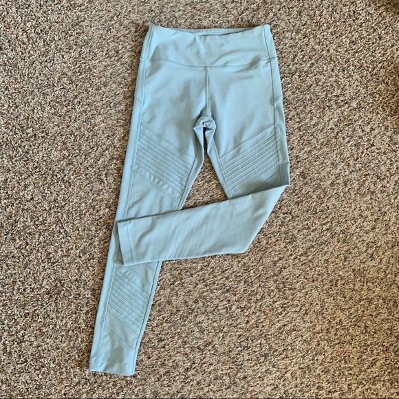 Mondetta performance gear MPG active wear capri and sweater set - Picture 2 of 8